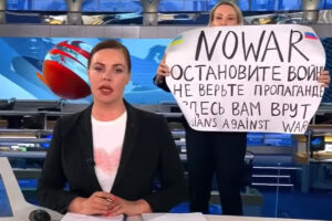 UPDATE: Russisches Fernsehen: Zuschauerin stürmt Bühne mit Plakat „Sie lügen Euch an“ / Video