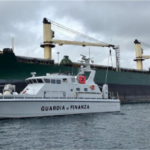 Italien-Küstenwache stoppt RUS-Erz-Frachter wegen Sanktions-Verletzung/ UK-Marine kündigt Blockade an/ +mehr