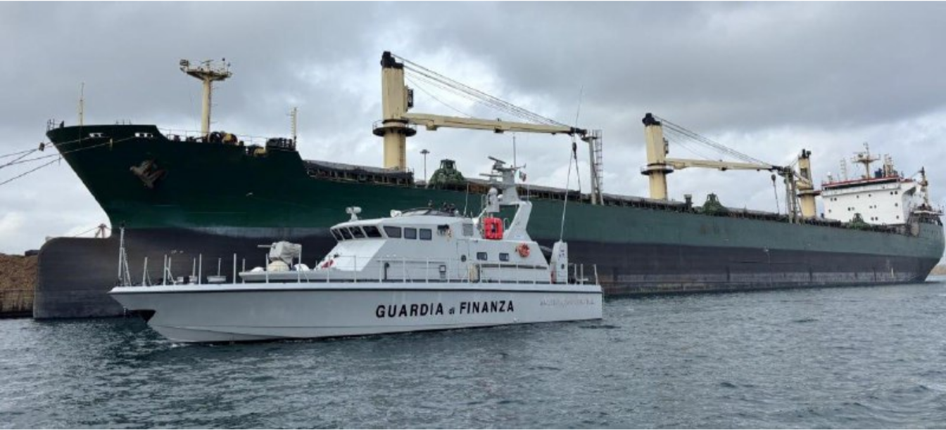 Italien-Küstenwache stoppt RUS-Erz-Frachter wegen Sanktions-Verletzung/ UK-Marine kündigt Blockade an/ +mehr